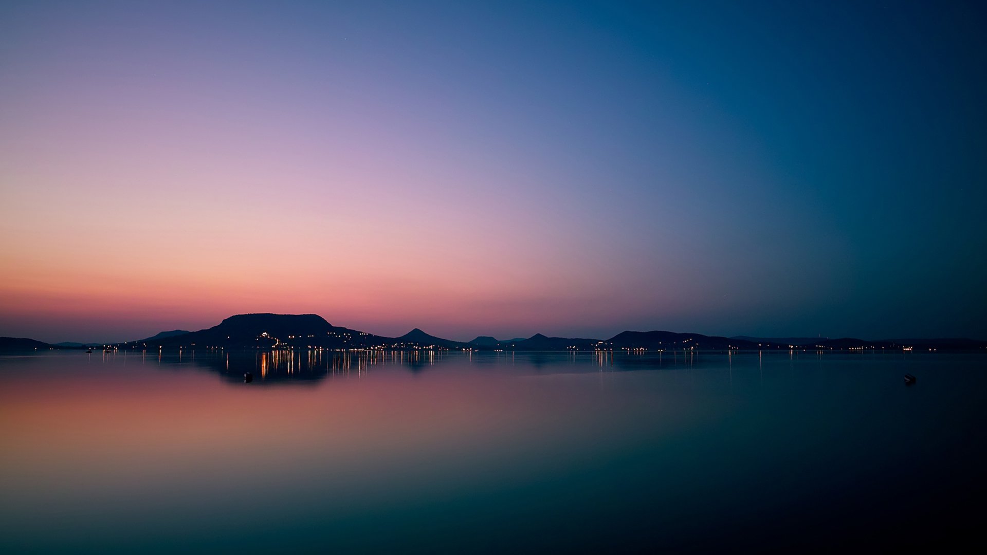 estate mare orizzonte montagne città luci cielo