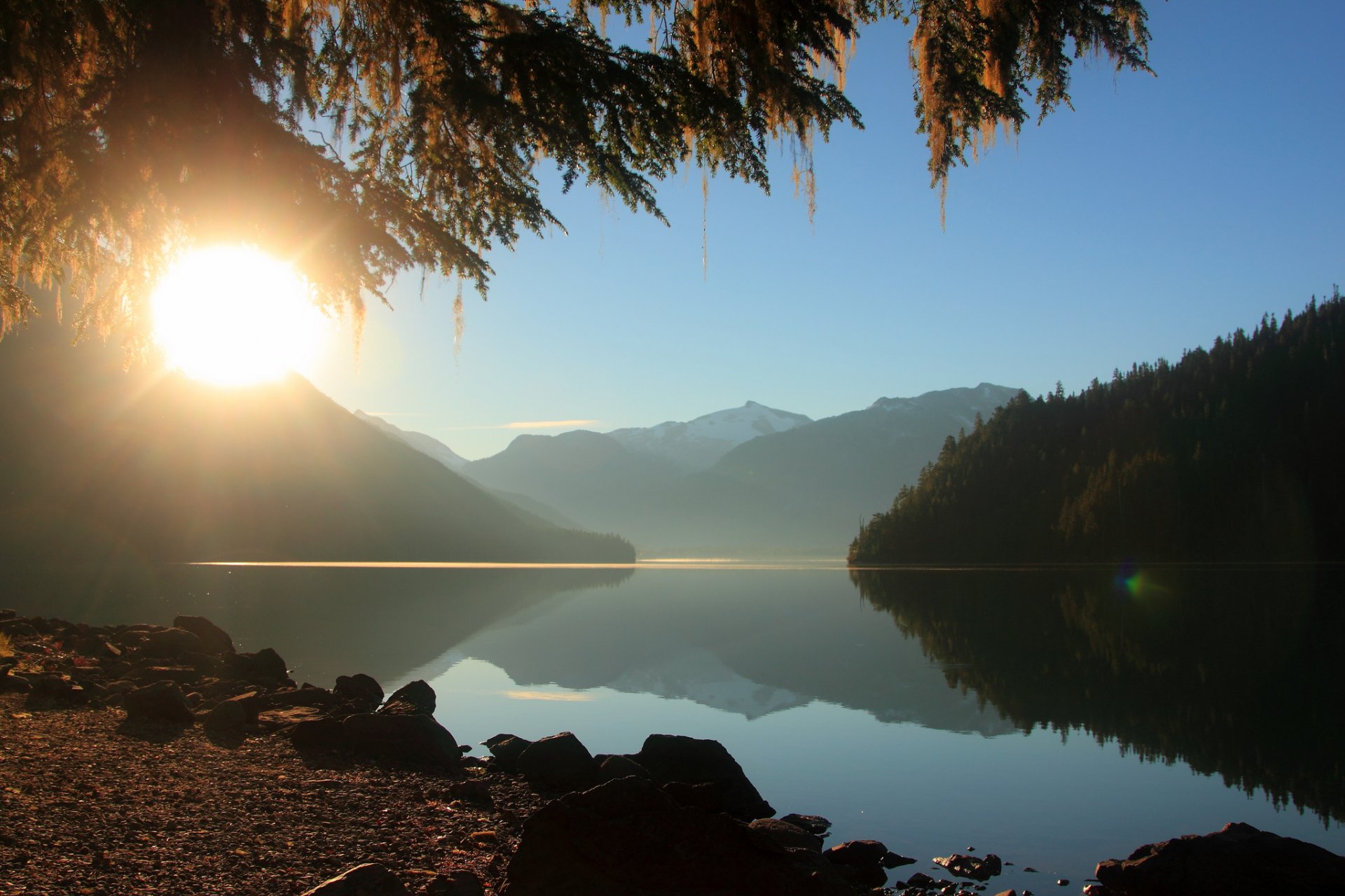 montagnes lac forêt soleil rayons matin