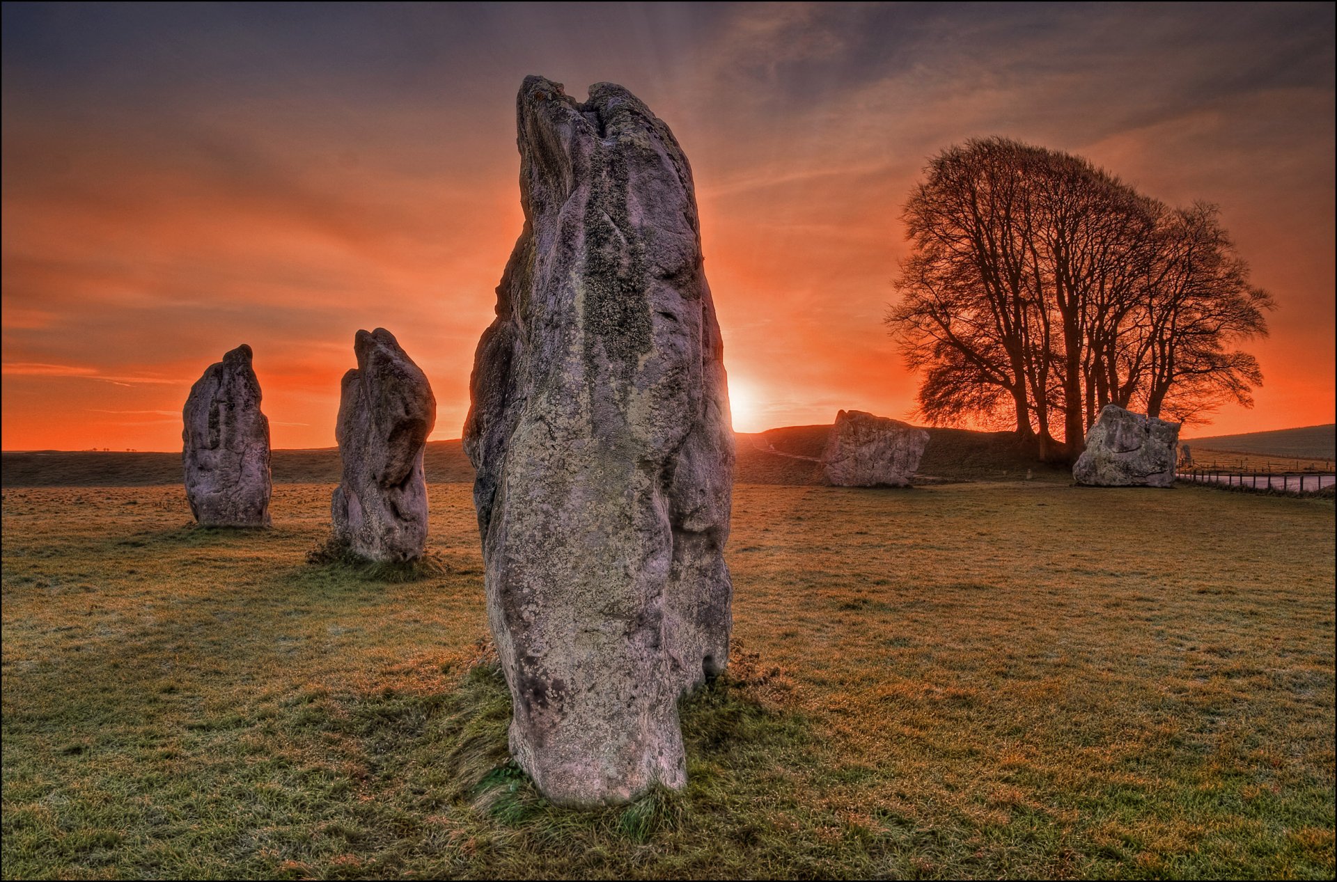 cielo nuvole erba tramonto campo pietre alberi paesaggio megalite raggi