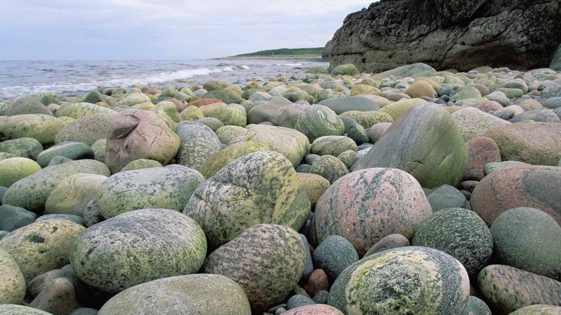 небо море берег камни галька скалы облака макро