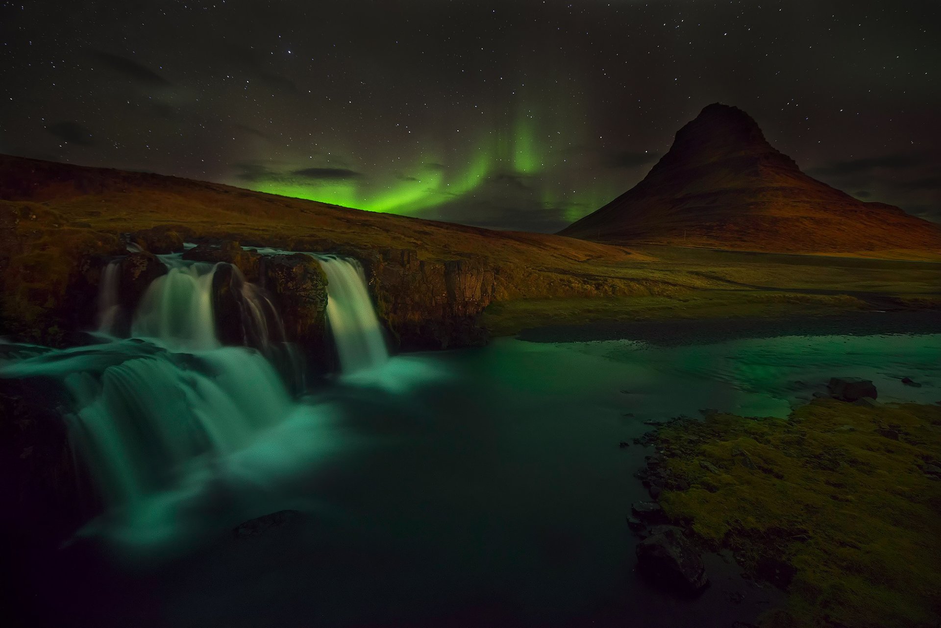 islanda kirkjufell montagna vulcano rocce cascata neve notte aurora boreale