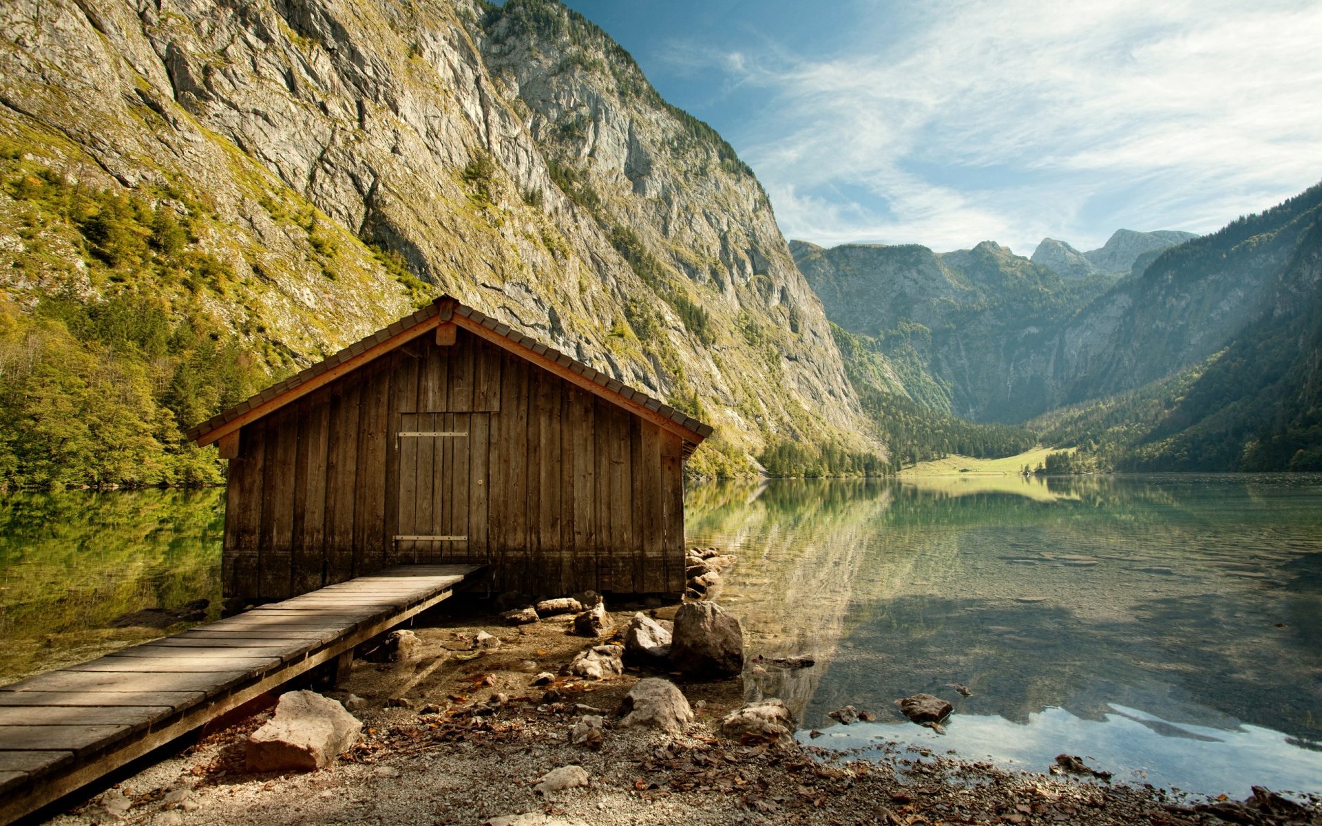 haus aus holz wasser see berge ruhig