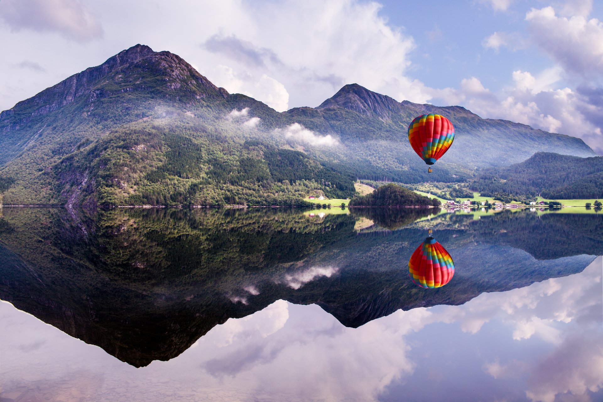 fotografo andrés nieto porras foto mongolfiera palloncino montagna lago riflessione