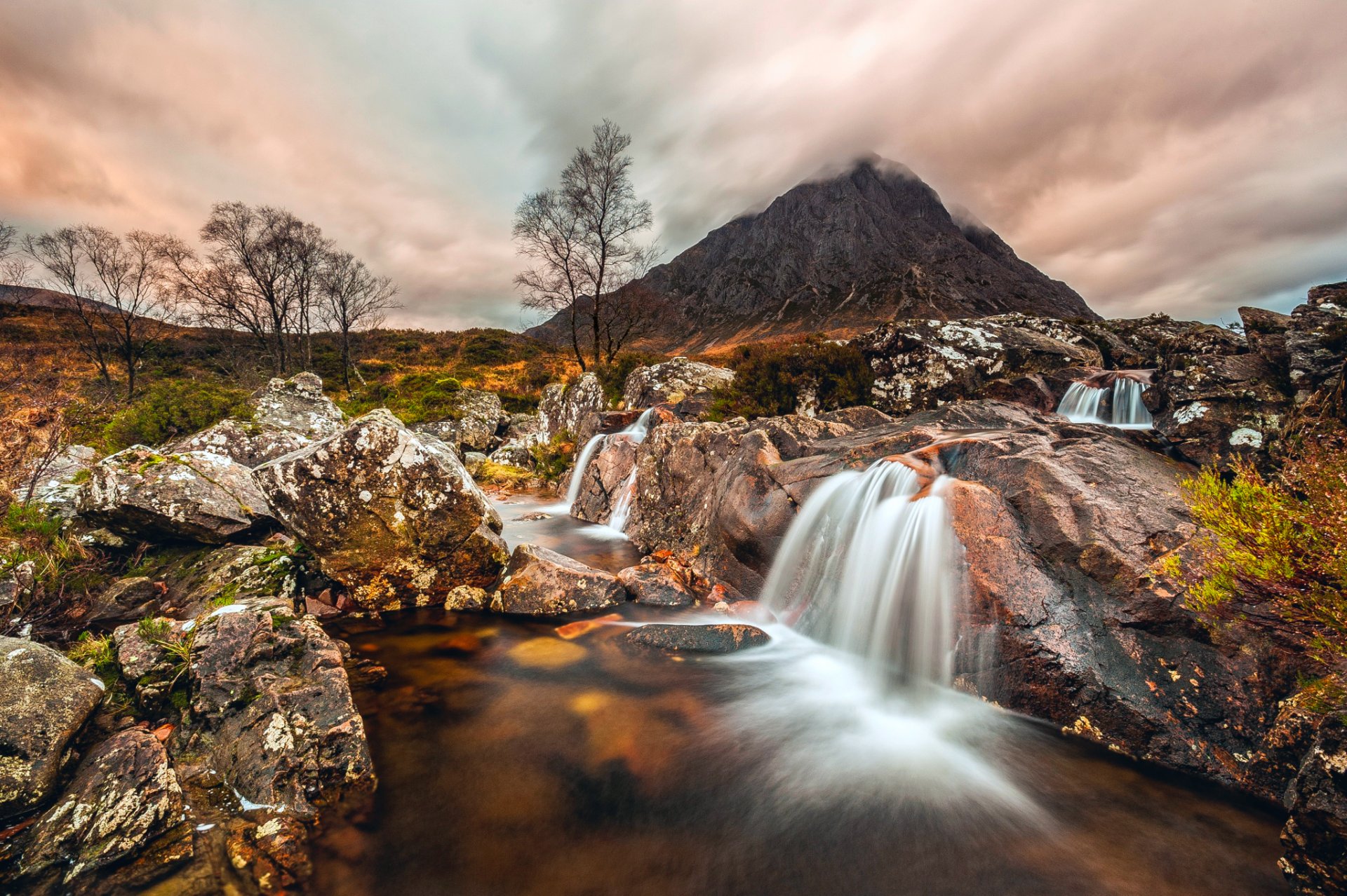 escocia tierras altas de escocia buachaille etive mòr montaña arroyo rocas nubes