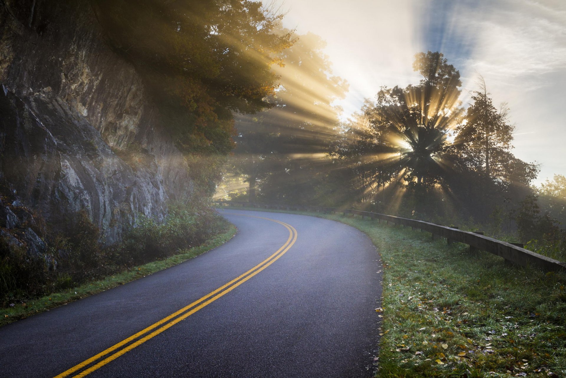 natur straße felsen morgen licht strahlen bäume dunst