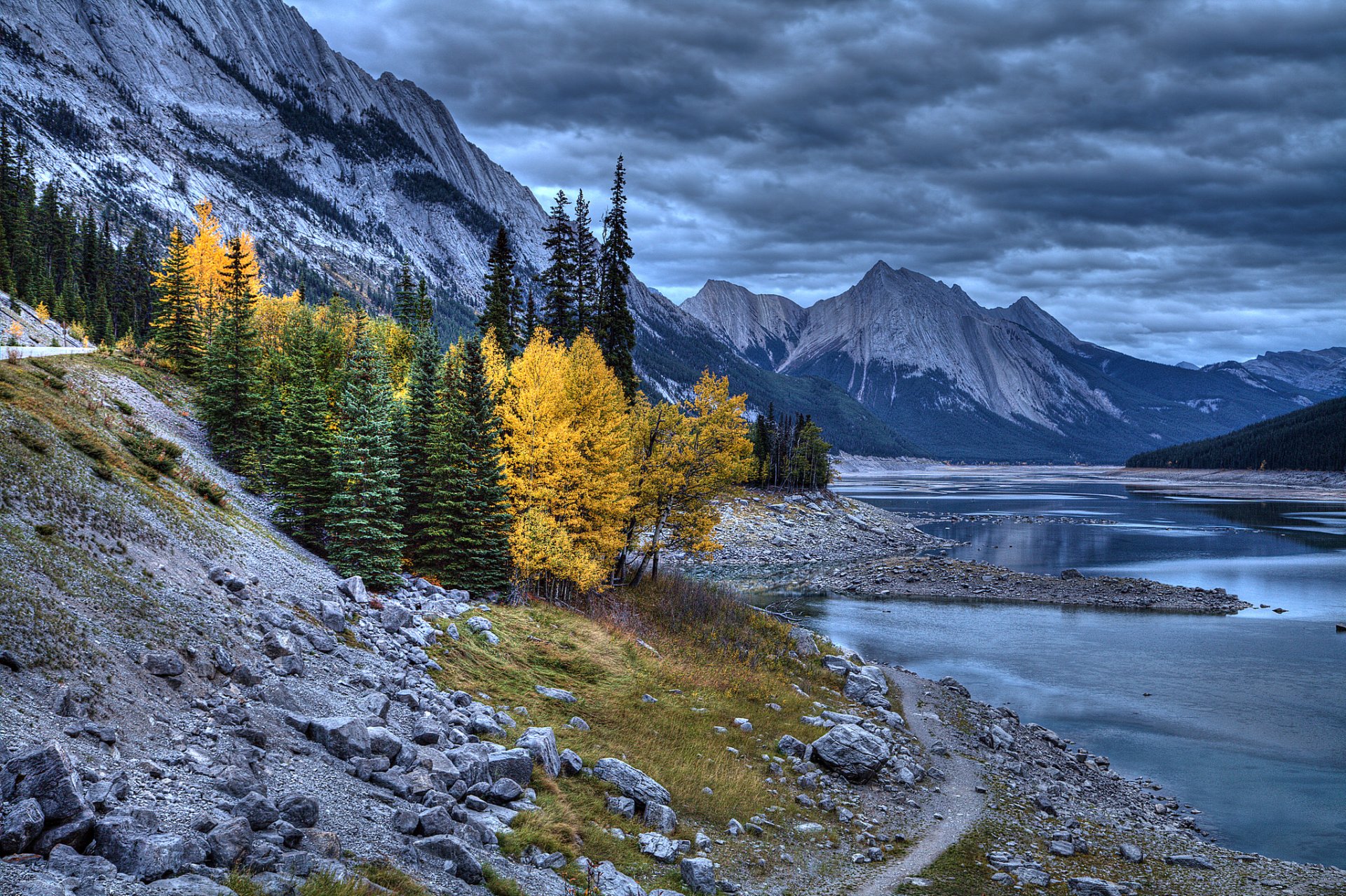 ciel nuages soir montagnes lac arbres automne