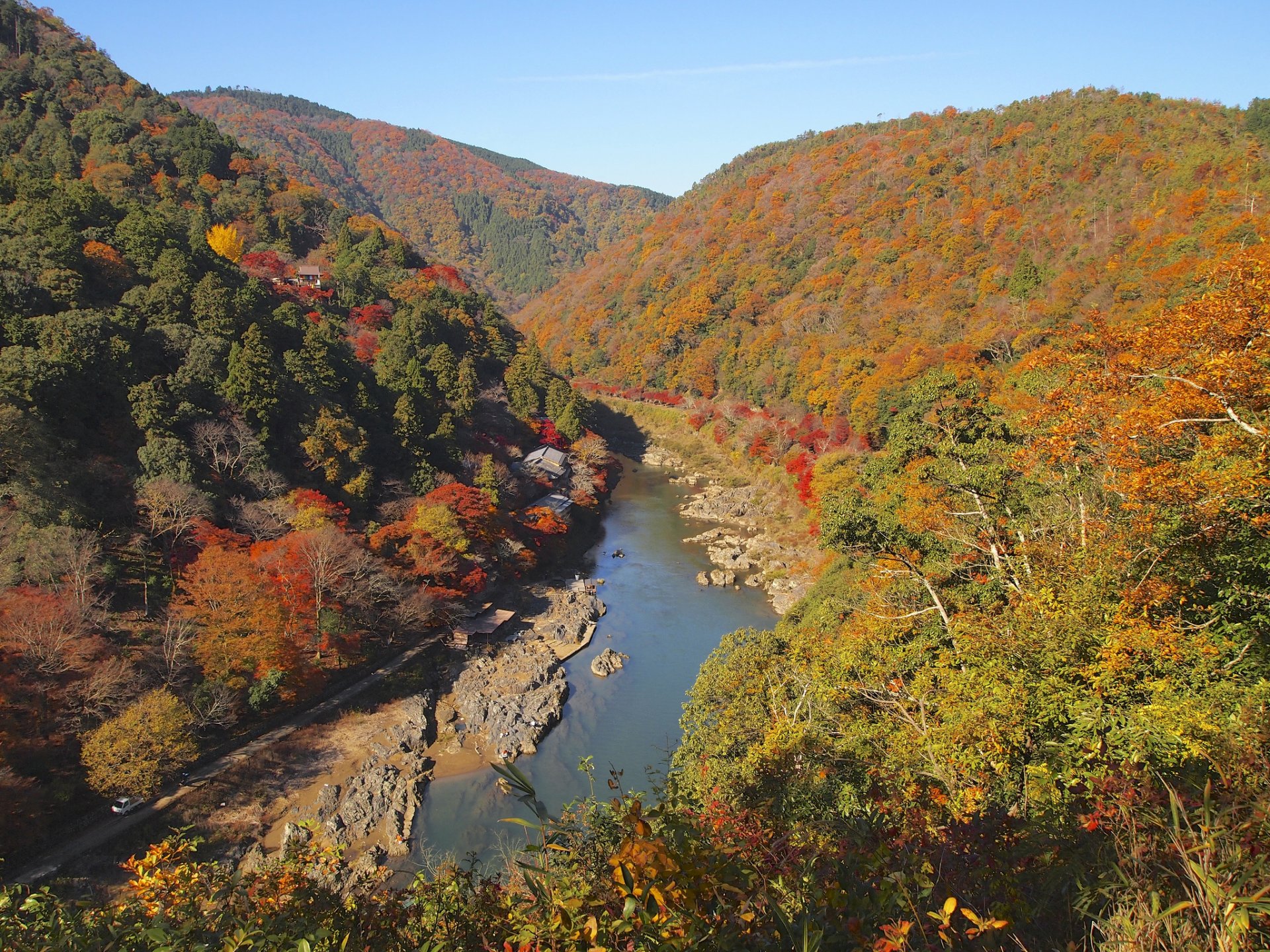 ciel montagnes forêt rivière automne