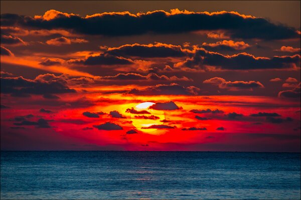 Puesta de sol roja en el mar en Crimea