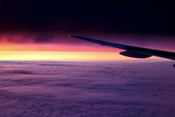 Viaggio aereo sopra le nuvole