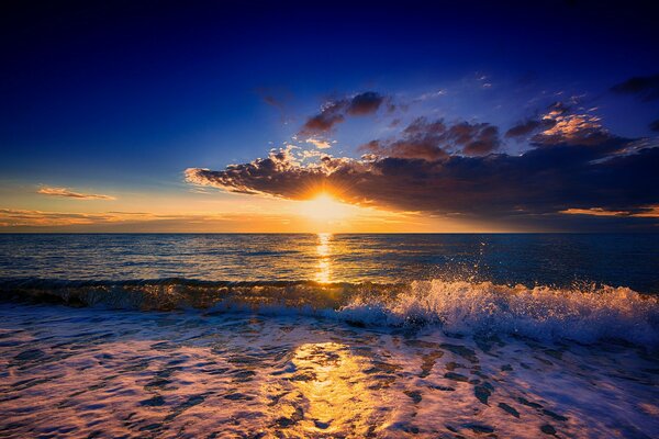 Puesta de sol escondida detrás de las nubes en el mar