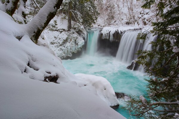 Frostfreier azurblauer Wasserfall im Winter