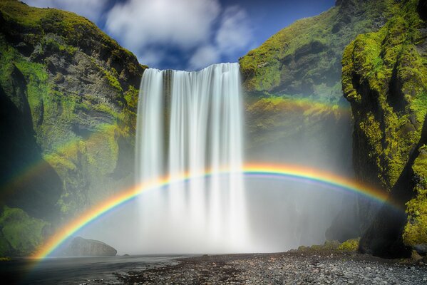 Vue irréelle de la cascade et de l arc-en-ciel