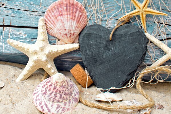 Bella composizione del mare con un cuore nero