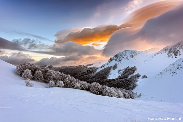 Schneeweiße Wolken über den Bergen des Apennias