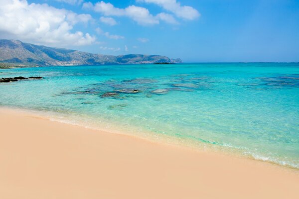 Costa paradisíaca con agua Esmeralda