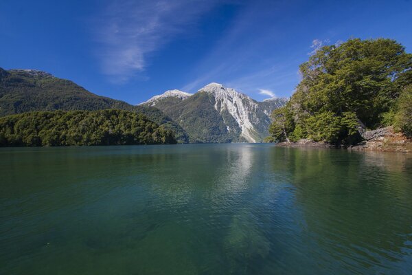 See und schneebedeckte Berge. Landschaft