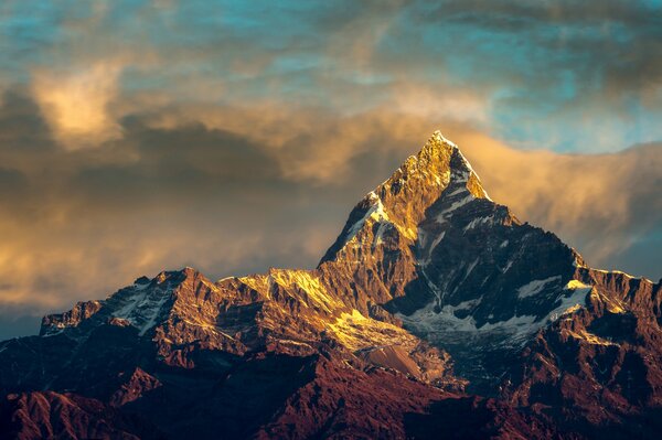 Bild von Bergmassiven am Morgen, Himalaya auf bewölktem Himmel Hintergrund