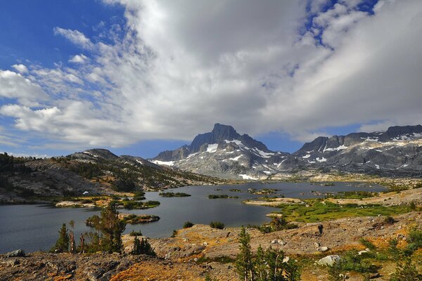 Lago en el fondo de las montañas cubiertas de nieve