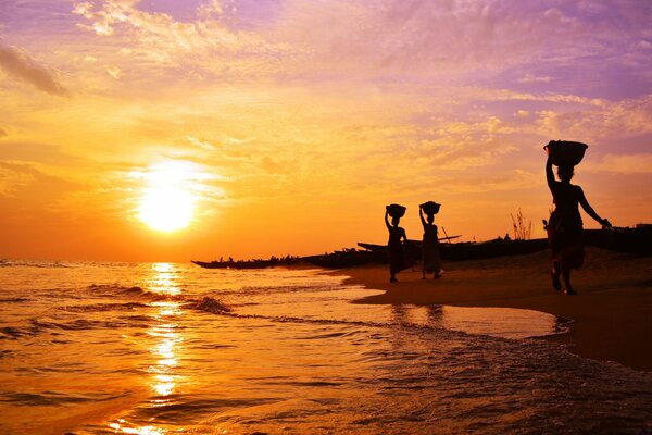 Mujer India al atardecer junto al mar