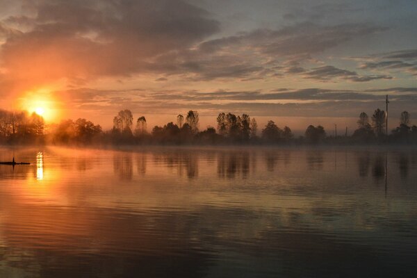 Lago. Tramonto serale sul lago