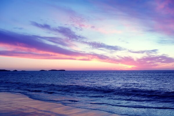 Tramonto sul mare sulla riva