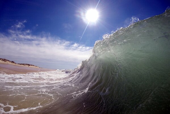 Les vagues battent le rivage