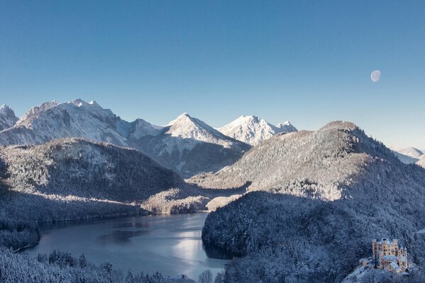 Paysage de la nature, château dans la forêt d hiver