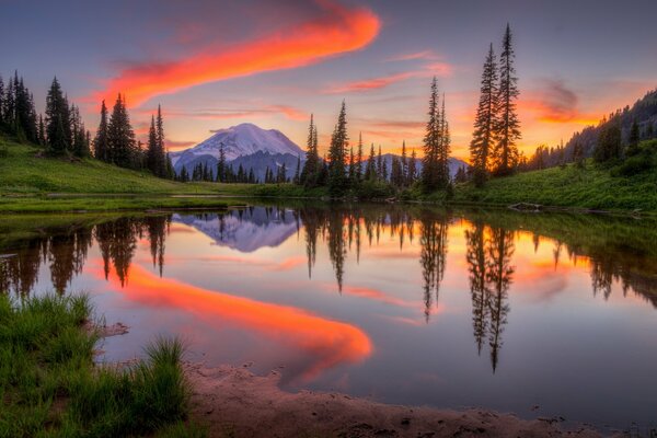 Hermosa puesta de sol. Lago del bosque. Montaña