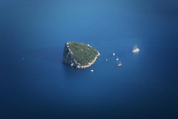 Ships and an island in the middle of the ocean