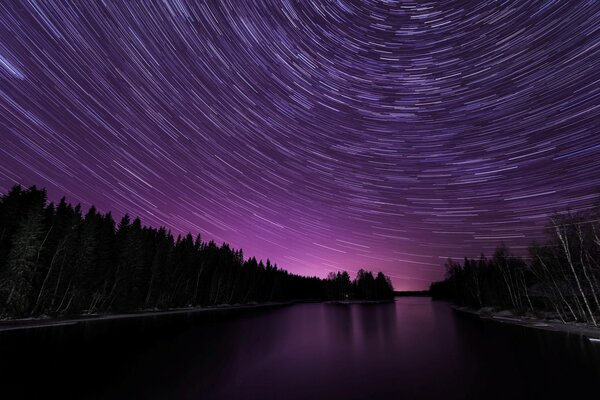 Cielo estrellado nocturno sobre el río