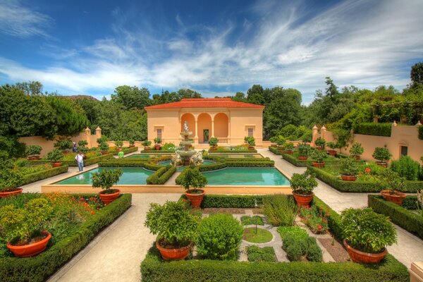 Hamilton Gardens en Nouvelle-Zélande. Parterres de fleurs et pelouse