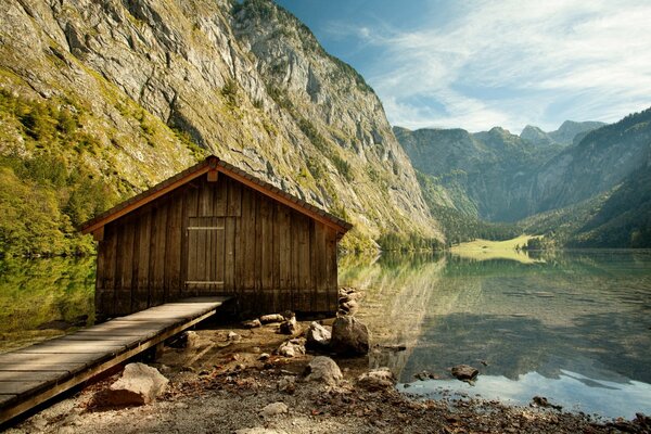 Haus aus Holz am Beregagebirge des Bergsees