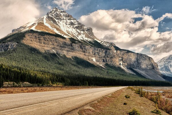 Die Straße am Berg. Banff-Nationalpark