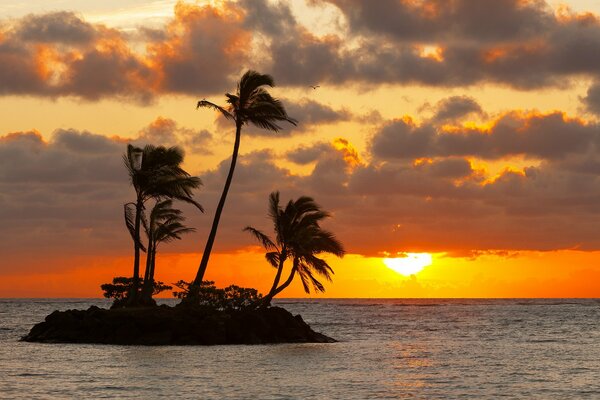 Sonnenuntergang Foto des Meeres. Ein Gerüst mitten im Meer bei Sonnenuntergang. Eine einsame Insel im Meer