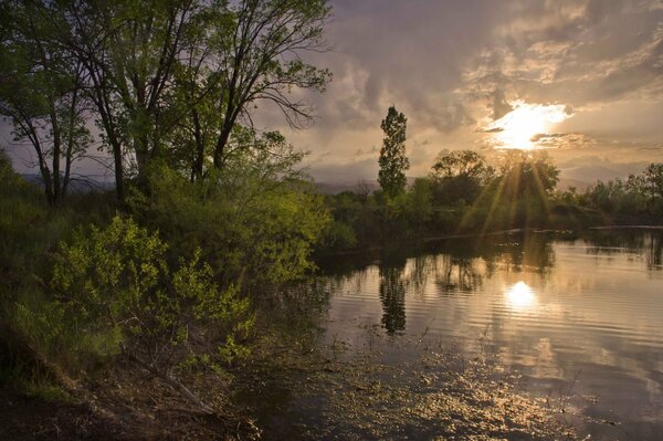 Ein ruhiger See mit Sonnenstrahlen