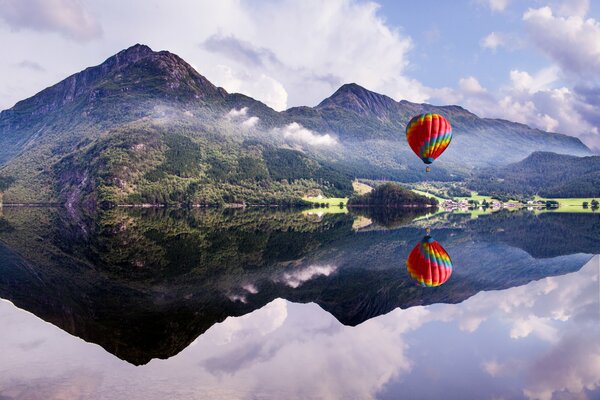 Ein Ballon hebt über dem Wasser ab