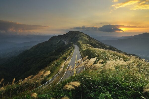 Foto strada nelle colline della montagna