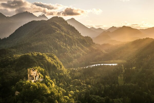 Aube dans la vallée des montagnes