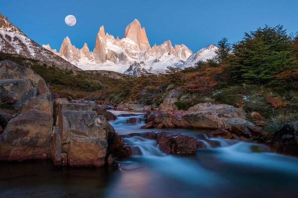 Pics de roches sur fond de lune