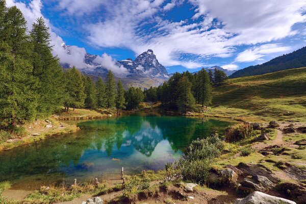 Lac pittoresque sur fond de montagnes et de forêts