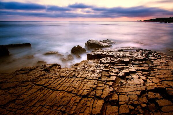 Piedras agrietadas en la niebla de la tarde