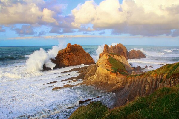 Cielo mar ola salpicaduras rocas