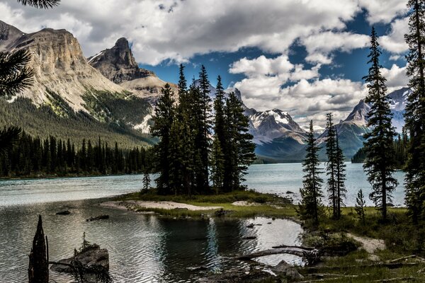 Paisaje lago bosque montaña en Canadezaka