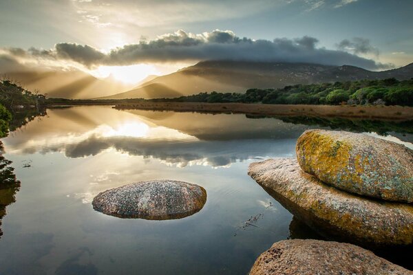 Reflexion der Sonne im Wasser des Bergsees