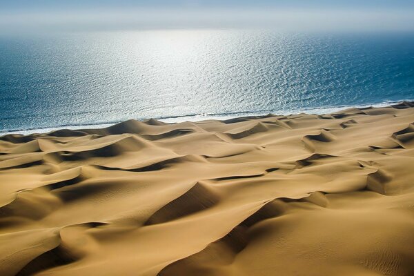 Las dunas de arena junto al mar son magníficas