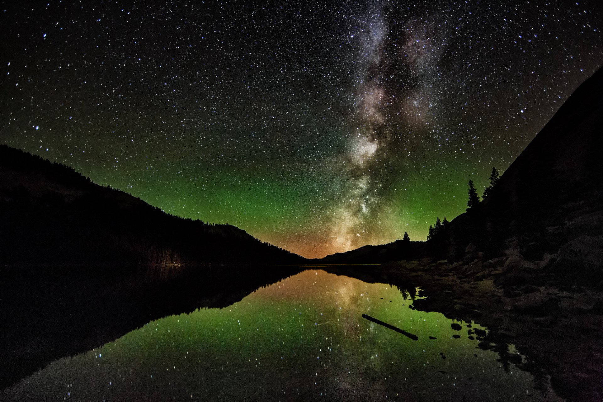 paesaggio lago foresta montagne cielo via lattea stelle