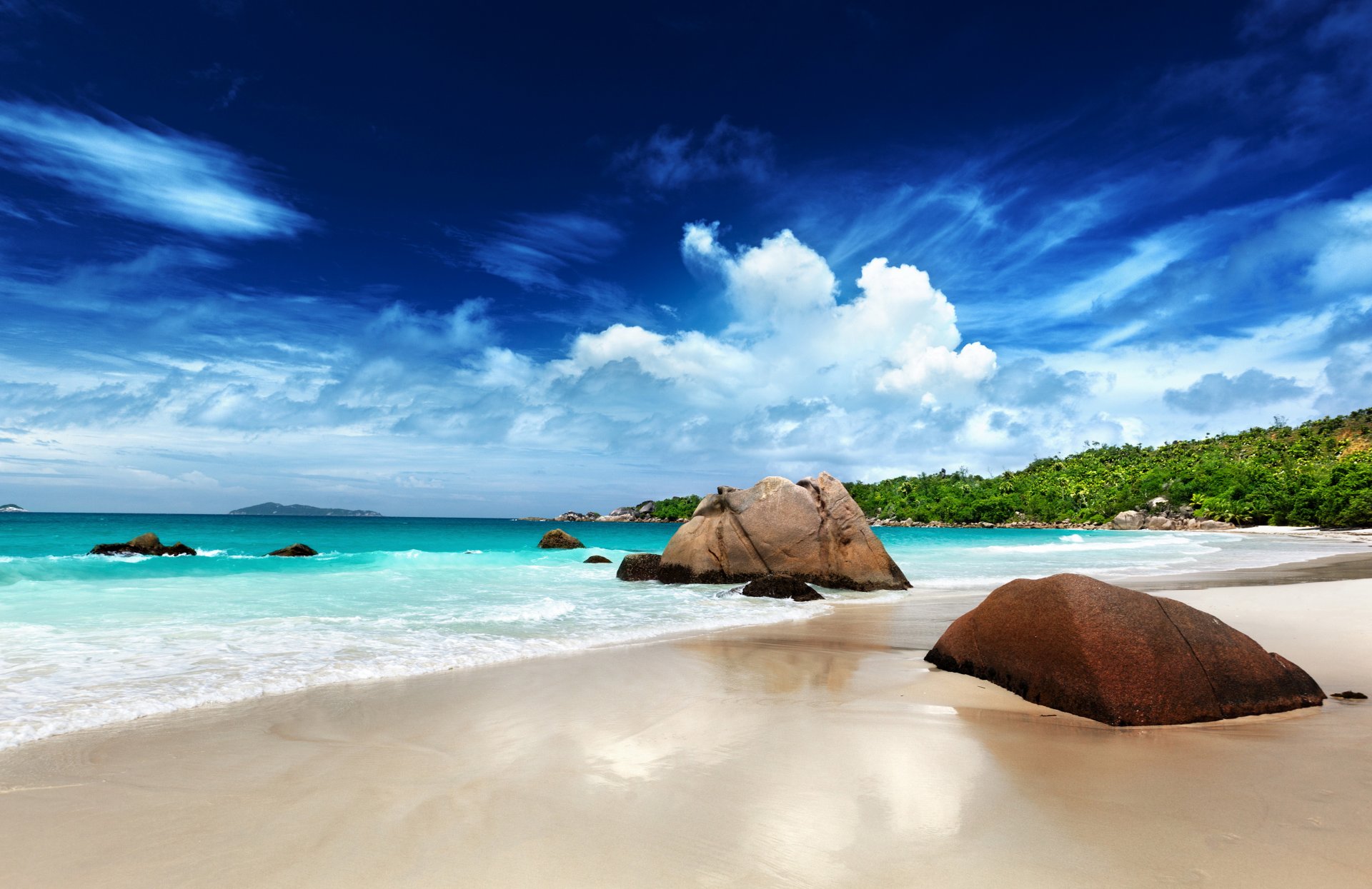 tropisch paradies strand küste meer ozean steine im sommer tropen sand sonne insel küste