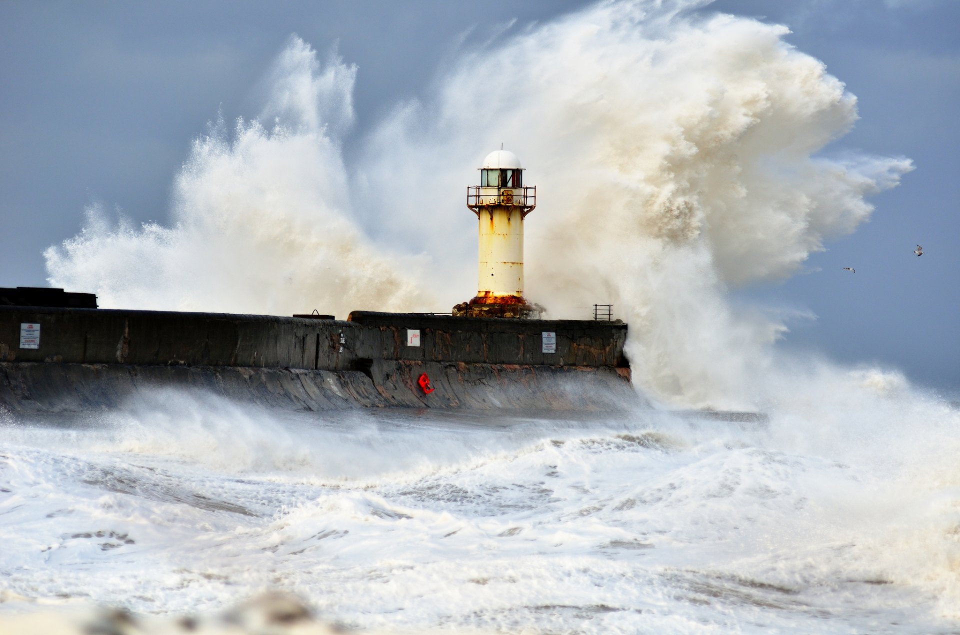 mar faro olas salpicaduras tormenta