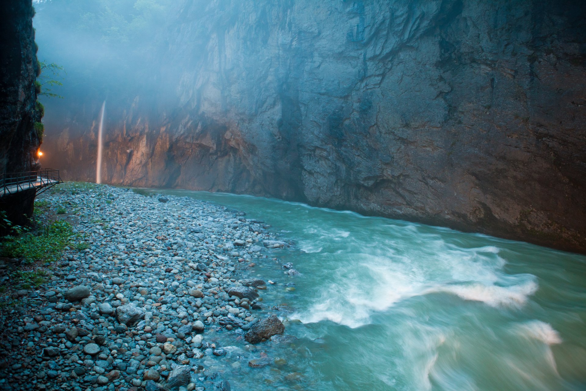 aareshlucht garganta ríos aare suiza agua corriente piedras rocas piedra caliza dura cascada transición neblina