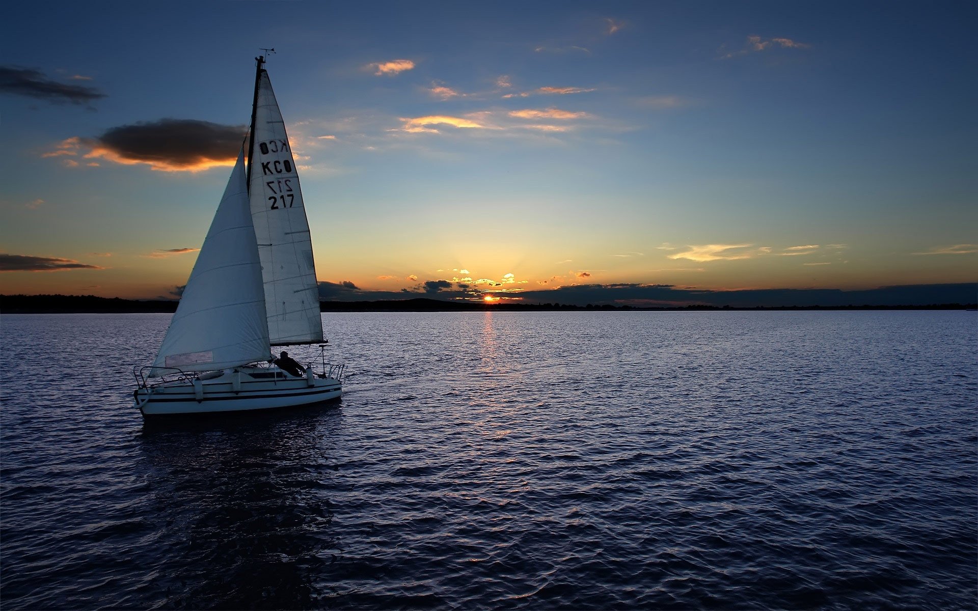 yacht voilier coucher de soleil calme horizon ciel soir paix